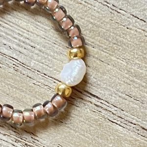 Bague ORÉA élastique en perles de verre japonaises MIYUKI marron glacé beige brillant et petite perle de culture d'eau douce blanche et perles japonaises de verre dorées fait main à la taille et sur mesure