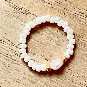 Bague ORÉA élastique en perles de verre japonaises MIYUKI blanc cassé écru ivoire et petite perle de culture d'eau douce blanche et perles japonaises de verre dorées fait main à la taille et sur mesure