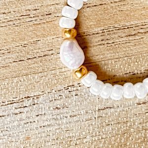 Bague ORÉA élastique en perles de verre japonaises MIYUKI blanc cassé écru ivoire et petite perle de culture d'eau douce blanche et perles japonaises de verre dorées fait main à la taille et sur mesure