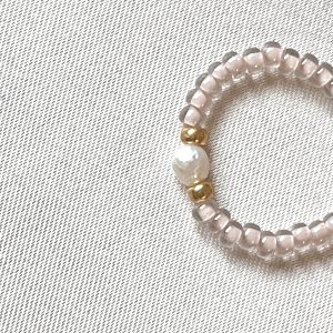 Bague ORÉA élastique sur mesure en perles de verre japonaises MIYUKI rose bébé brillantes et petite perle de culture d'eau douce et perles japonaises de verre dorées fait main à la taille
