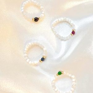 La bague en pierre naturelle et coquillage Shell est élastique et réalisée sur mesure en perles de coquillages et de verre dorées avec une perle de pierre naturelle