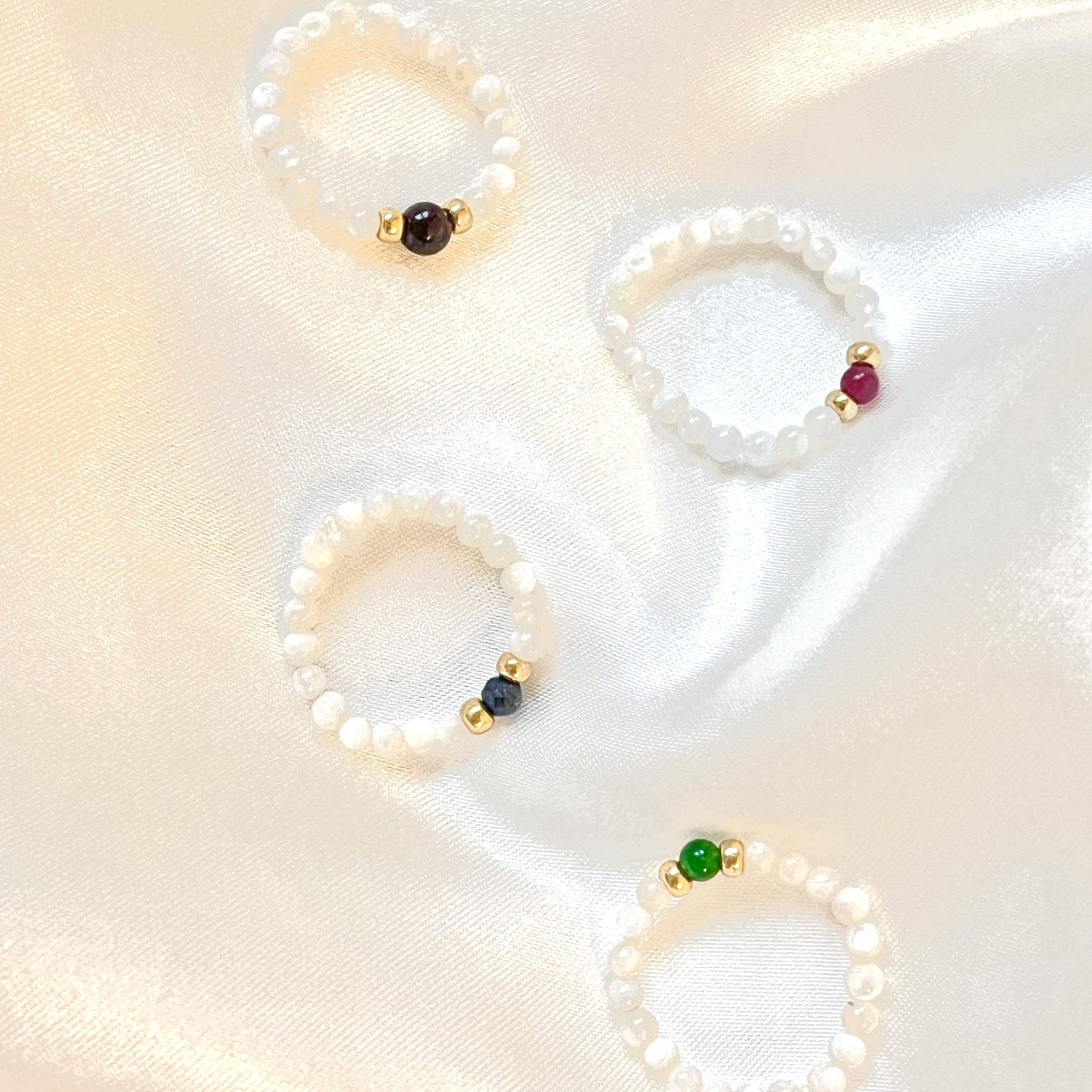 La bague en pierre naturelle et coquillage Shell est élastique et réalisée sur mesure en perles de coquillages et de verre dorées avec une perle de pierre naturelle