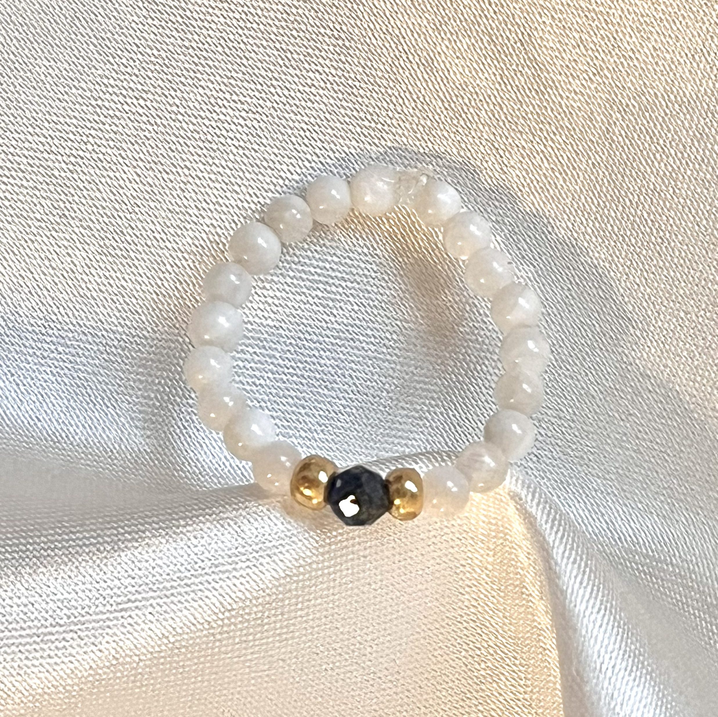 Bague Shell élastique sur mesure en perles de coquillages et perle de pierre naturelle lapis lazuli fait main perles japonaises dorées