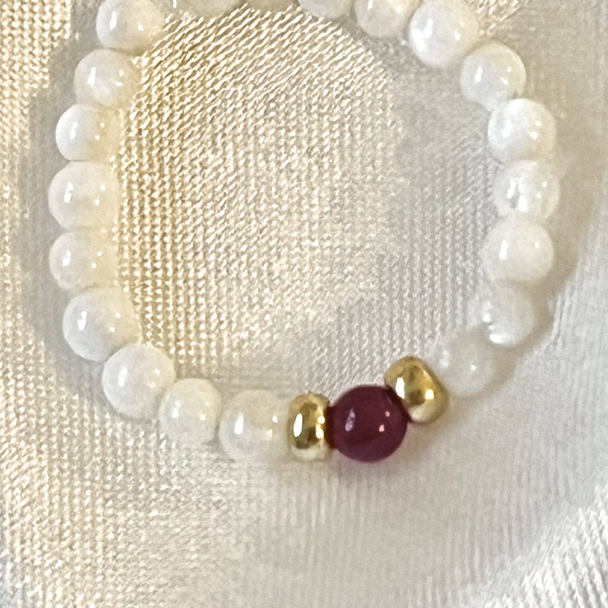 Bague Shell élastique sur mesure en perles de coquillages et perle de pierre naturelle jade rouge fait main perles japonaises dorées