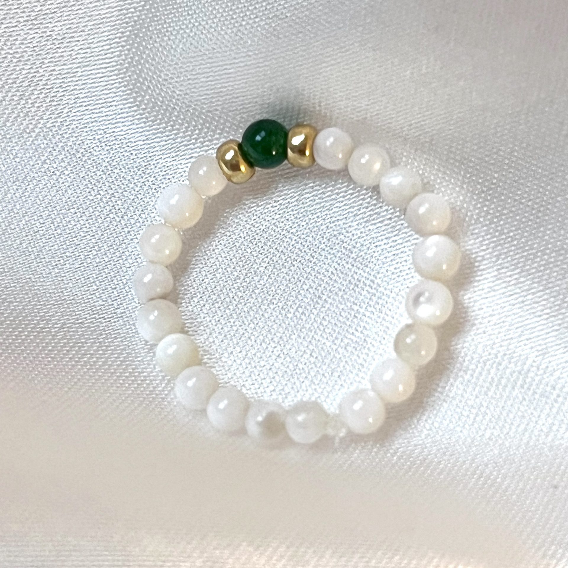 Bague Shell élastique sur mesure en perles de coquillages et perle de pierre naturelle jade vert fait main perles japonaises dorées