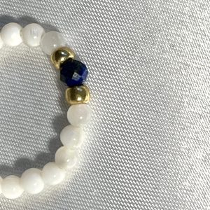 Bague Shell élastique sur mesure en perles de coquillages et perle de pierre naturelle lapis lazuli fait main perles japonaises dorées