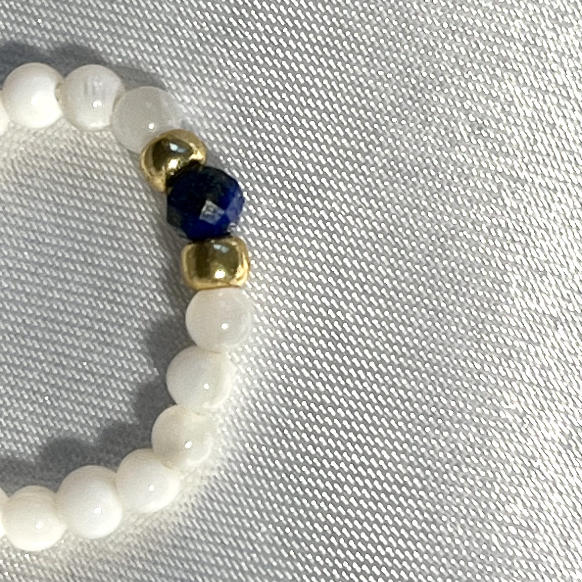 Bague Shell élastique sur mesure en perles de coquillages et perle de pierre naturelle lapis lazuli fait main perles japonaises dorées