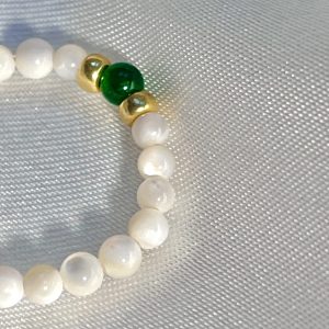 Bague Shell élastique sur mesure en perles de coquillages et perle de pierre naturelle jade vert fait main perles japonaises dorées