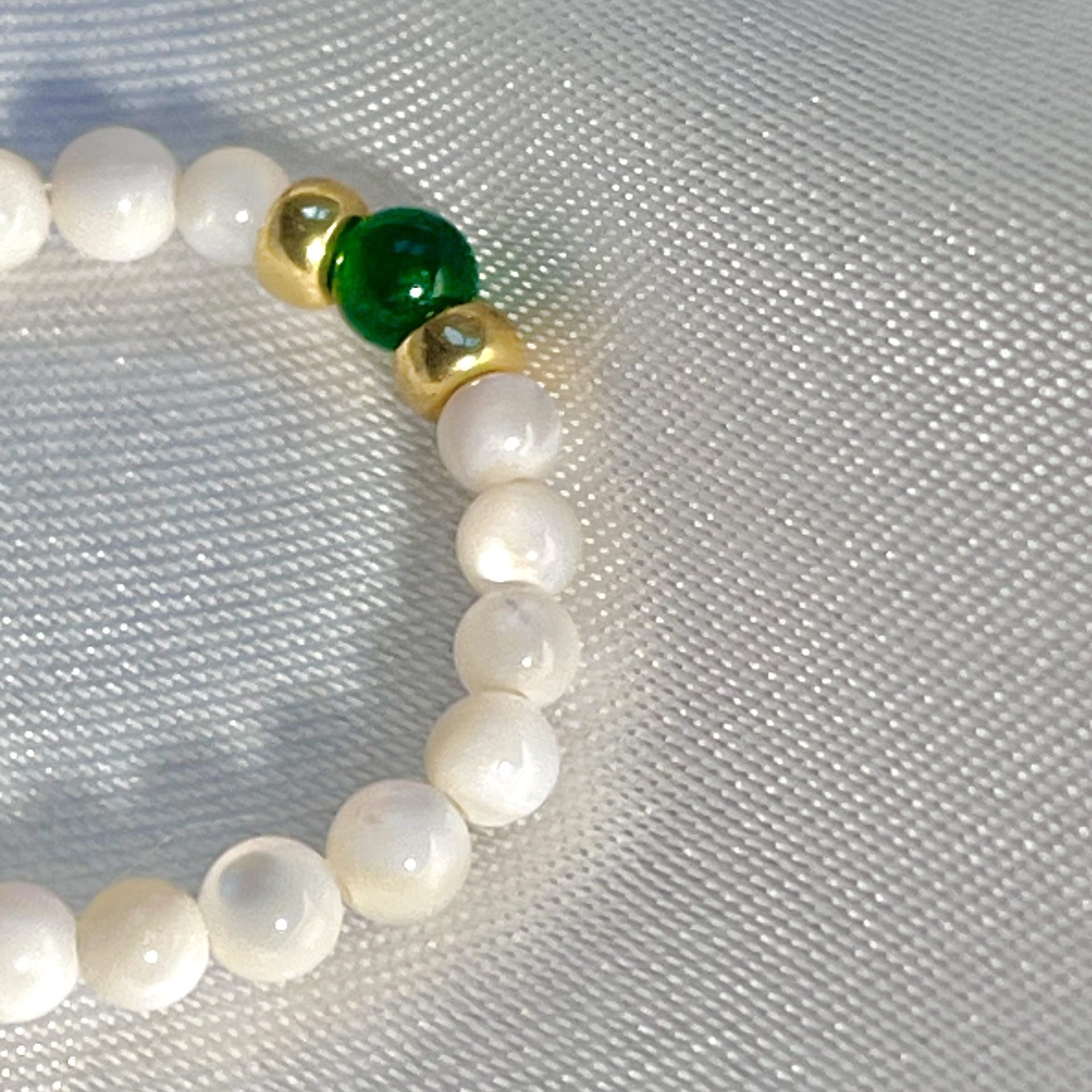Bague Shell élastique sur mesure en perles de coquillages et perle de pierre naturelle jade vert fait main perles japonaises dorées