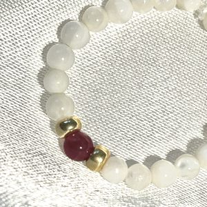 Bague Shell élastique sur mesure en perles de coquillages et perle de pierre naturelle jade rouge fait main perles japonaises dorées