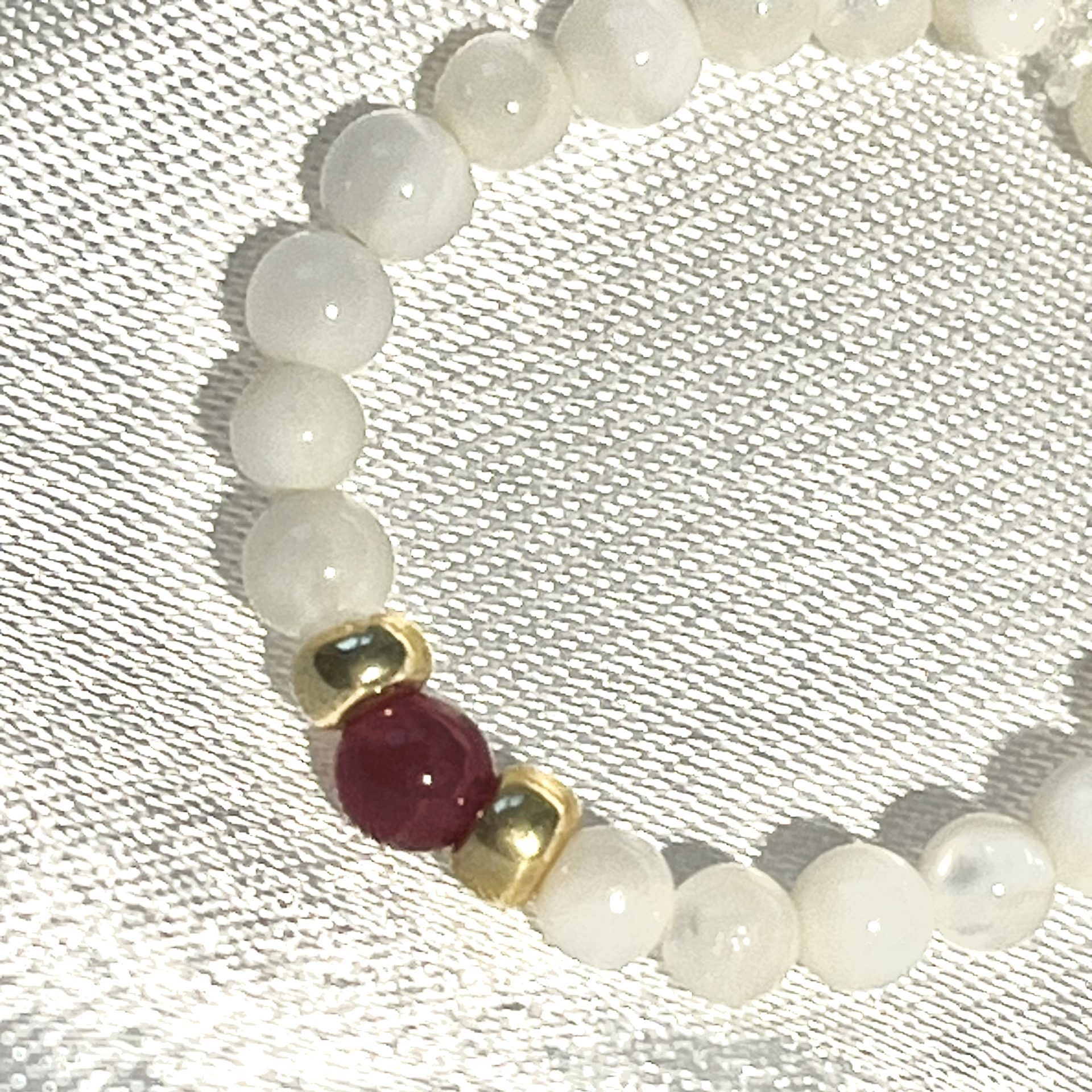 Bague Shell élastique sur mesure en perles de coquillages et perle de pierre naturelle jade rouge fait main perles japonaises dorées