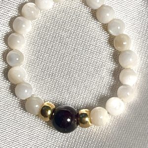 Bague Shell élastique sur mesure en perles de coquillages et perle de pierre naturelle grenat fait main perles japonaises dorées