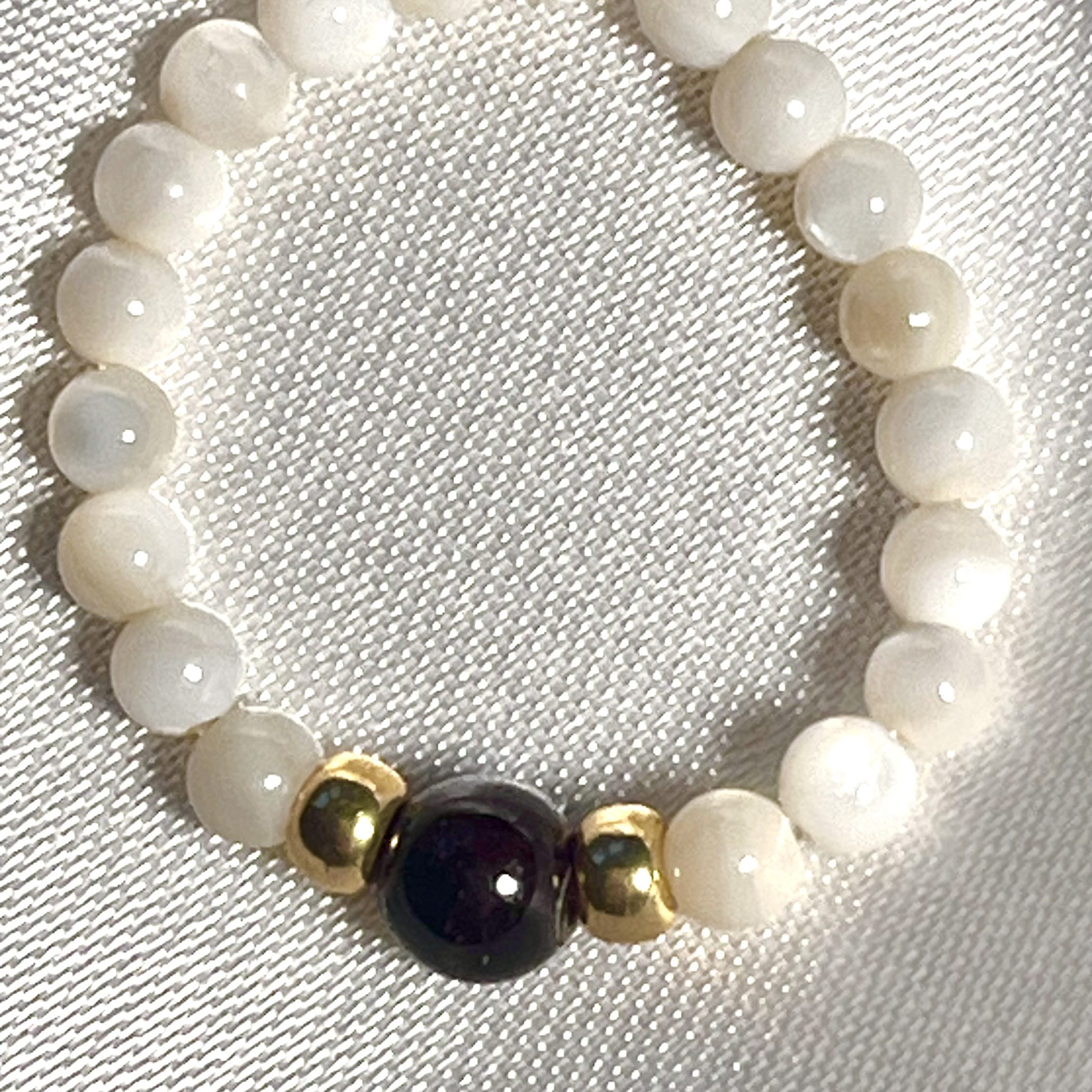 Bague Shell élastique sur mesure en perles de coquillages et perle de pierre naturelle grenat fait main perles japonaises dorées