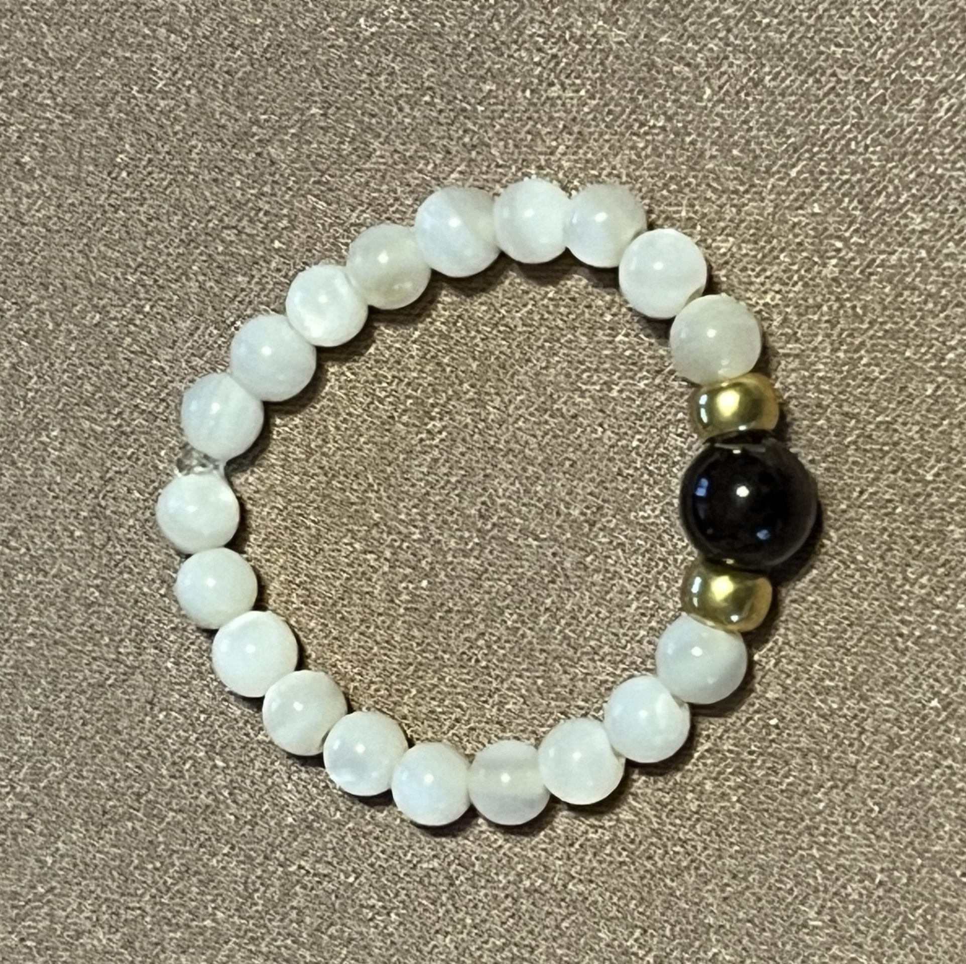 Bague Shell élastique sur mesure en perles de coquillages et perle de pierre naturelle grenat fait main perles japonaises dorées