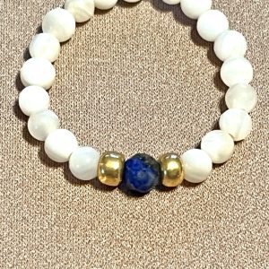 Bague Shell élastique sur mesure en perles de coquillages et perle de pierre naturelle lapis lazuli fait main perles japonaises dorées