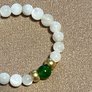 Bague Shell élastique sur mesure en perles de coquillages et perle de pierre naturelle jade vert fait main perles japonaises MIYUKI dorées