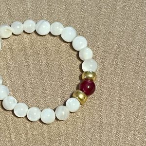 Bague Shell élastique sur mesure en perles de coquillages et perle de pierre naturelle jade rouge fait main perles japonaises dorées