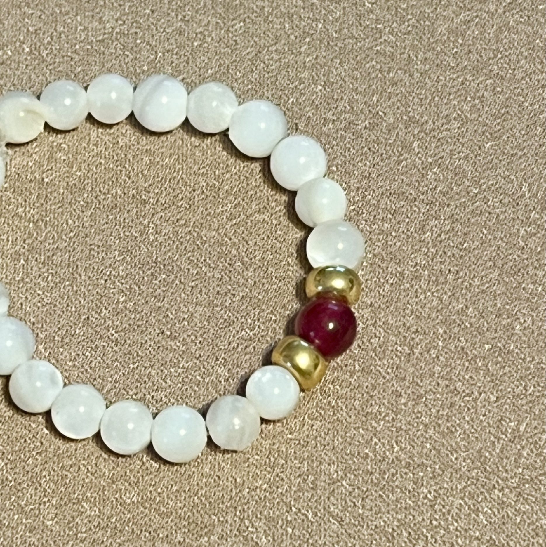 Bague Shell élastique sur mesure en perles de coquillages et perle de pierre naturelle jade rouge fait main perles japonaises dorées