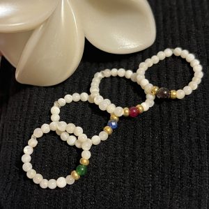 Bague Shell élastique sur mesure en perles de coquillages et perle de pierre naturelle grenat jade rouge, lapis lazuli, jade vert, fait main perles japonaises dorées