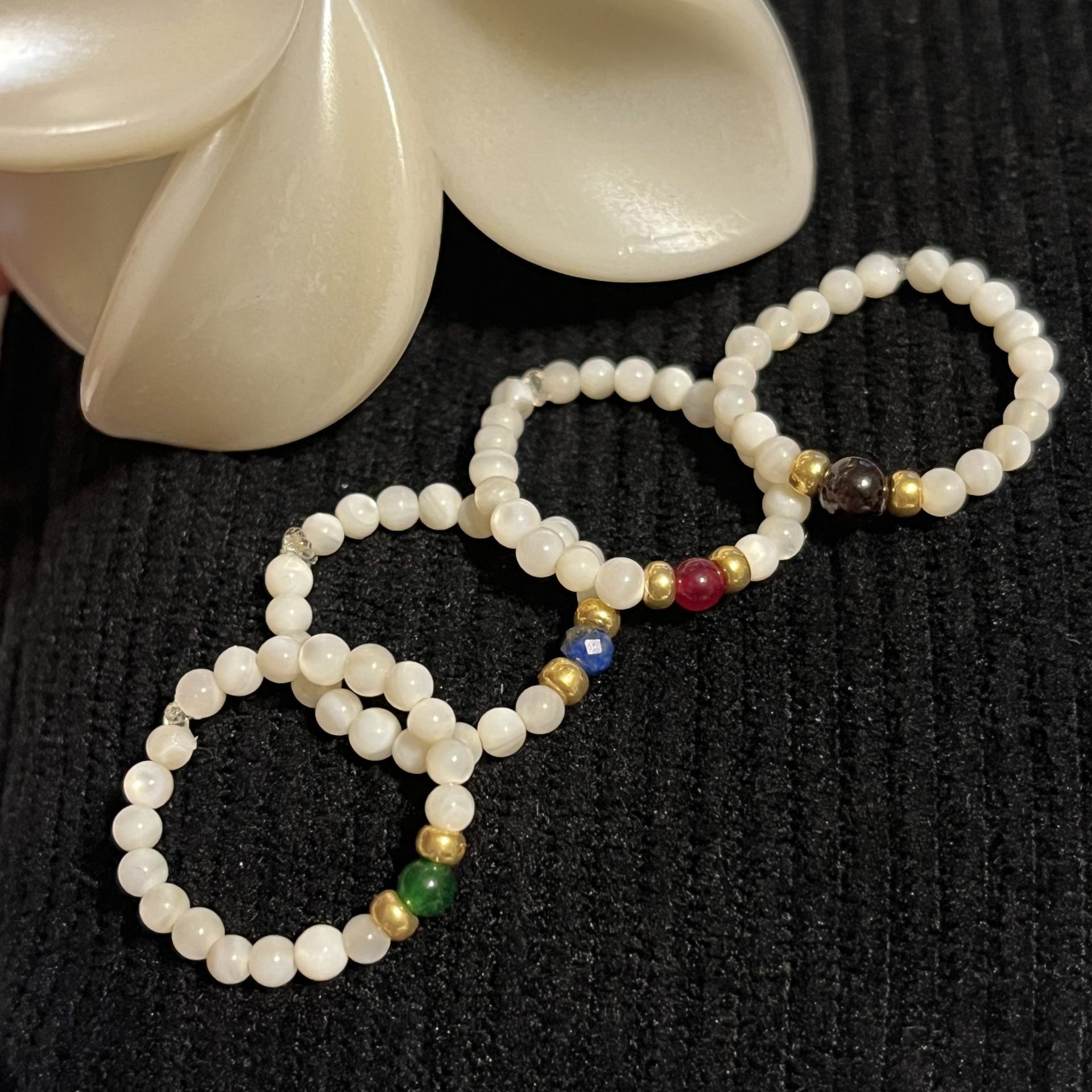 Bague Shell élastique sur mesure en perles de coquillages et perle de pierre naturelle grenat jade rouge, lapis lazuli, jade vert, fait main perles japonaises dorées