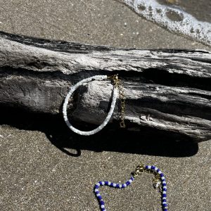 Bracelet en pierre naturelle de coquillage petites perles heishi fines de coquillage et acier inoxydable sans nickel sans plomb et sans cadmium, avec fermoir et chainette d'extension