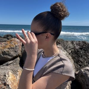 Bracelet en pierre naturelle de coquillage petites perles heishi fines de coquillage et acier inoxydable sans nickel sans plomb et sans cadmium, avec fermoir et chainette d'extension