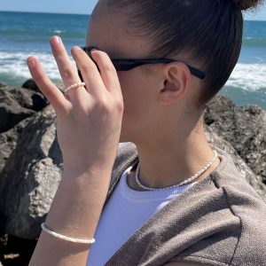 Bracelet en pierre naturelle de coquillage petites perles heishi fines de coquillage et acier inoxydable sans nickel sans plomb et sans cadmium, avec fermoir et chainette d'extension et collier et bague elastique Naïa en perles blanches de culture d'eau douce