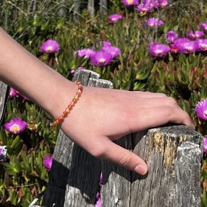 Bracelet en pierre naturelle de coquillage petites perles orange de cornaline agate et acier inoxydable sans nickel sans plomb et sans cadmium, avec fermoir et chainette d'extension