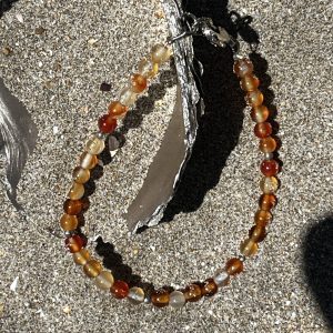 Bracelet en pierre naturelle de coquillage petites perles orange de cornaline agate et acier inoxydable sans nickel sans plomb et sans cadmium, avec fermoir et chainette d'extension