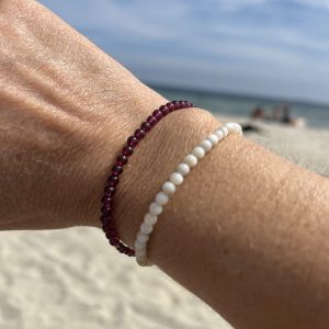 Bracelet en pierre naturelle de coquillage petites perles de grenat et coquillage et acier inoxydable sans nickel sans plomb et sans cadmium, avec fermoir et chainette d'extension