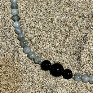 Bracelet en pierre naturelle de coquillage petites perles de labradorite et onyx et acier inoxydable sans nickel sans plomb et sans cadmium, avec fermoir et chainette d'extension