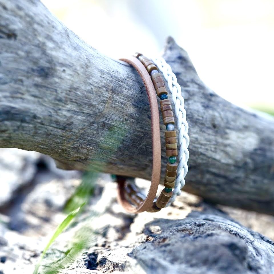 Bracelet Homme en cuir 3 rangs blanc et beige et petites perles naturelles d'agate beige et de jade vert clair, fermoir aimanté en acier inoxydable de qualité, personnalisable, tressé et fait main et à la taille demandée