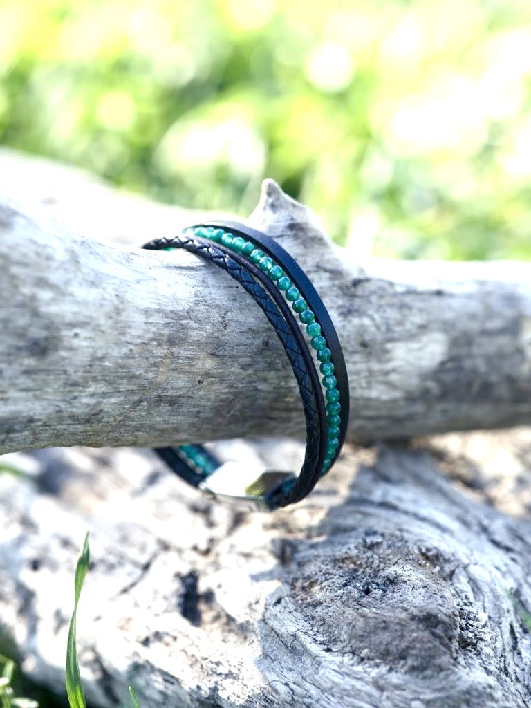Bracelet Homme en cuir 4 rangs noir et brun et petites perles naturelles de jade vert, fermoir aimanté en acier inoxydable de qualité, personnalisable, fait main et à la taille demandée