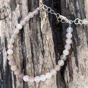 Bracelet en pierre naturelle petites perles fines de 4mm et acier inoxydable sans nickel sans plomb et sans cadmium, avec fermoir et chainette d'extension