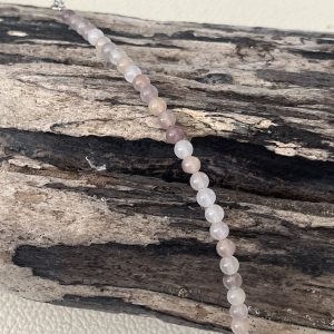 Bracelet en pierre naturelle petites perles fines de 4mm et acier inoxydable sans nickel sans plomb et sans cadmium, avec fermoir et chainette d'extension