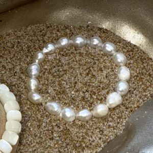 bague elastique féminin femme fille adolescente en petites perles de culture d'eau douce blanches veritables et fermoir en acier inoxydable doré chainette d'extension, médaillon les bijoux de Karine