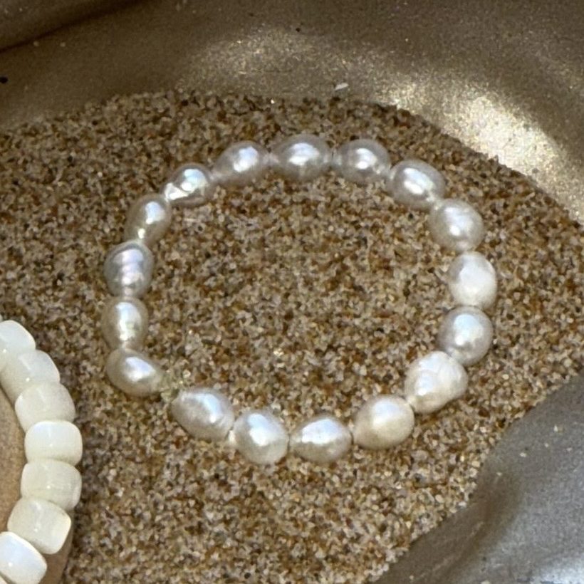 bague elastique féminin femme fille adolescente en petites perles de culture d'eau douce blanches veritables et fermoir en acier inoxydable doré chainette d'extension, médaillon les bijoux de Karine