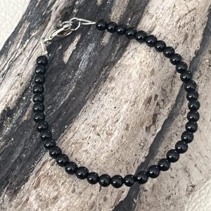 Bracelet en pierre naturelle de coquillage petites perles noir onyx et acier inoxydable sans nickel sans plomb et sans cadmium, avec fermoir et chainette d'extension