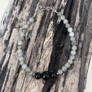 Bracelet en pierre naturelle de coquillage petites perles de labradorite et onyx et acier inoxydable sans nickel sans plomb et sans cadmium, avec fermoir et chainette d'extension