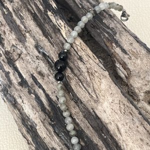 Bracelet en pierre naturelle de coquillage petites perles de labradorite et onyx et acier inoxydable sans nickel sans plomb et sans cadmium, avec fermoir et chainette d'extension