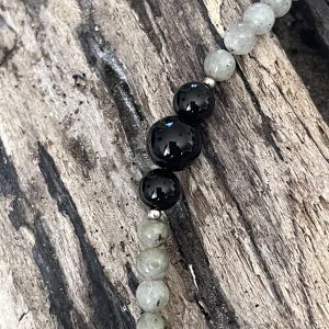 Bracelet en pierre naturelle de coquillage petites perles de labradorite et onyx et acier inoxydable sans nickel sans plomb et sans cadmium, avec fermoir et chainette d'extension