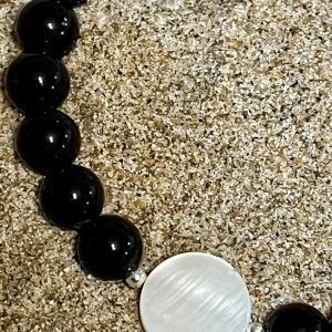 Bracelet en pierre naturelle de coquillage petites perles d'onyx et coquillage et acier inoxydable sans nickel sans plomb et sans cadmium, avec fermoir et chainette d'extension