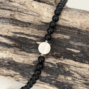 Bracelet en pierre naturelle de coquillage petites perles d'onyx et coquillage et acier inoxydable sans nickel sans plomb et sans cadmium, avec fermoir et chainette d'extension