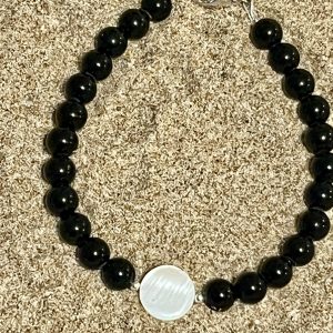 Bracelet en pierre naturelle de coquillage petites perles d'onyx et coquillage et acier inoxydable sans nickel sans plomb et sans cadmium, avec fermoir et chainette d'extension