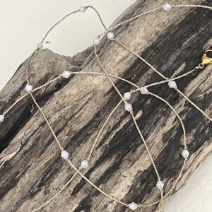 Baya ORELINE en perles de verre coloris blanc et tissées sur un fil doré très solide, fermoir en acier inoxydable doré sans nickel sans plomb et sans cadmium, sur mesure et ajusté à la taille