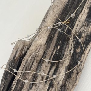 Baya ORELINE en perles de verre transparentes clear et tissées sur un fil doré très solide, fermoir en acier inoxydable doré sans nickel sans plomb et sans cadmium, sur mesure et ajusté à la taille