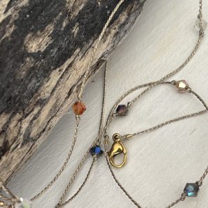 Baya ORELINE en perles de verre coloris multicolore et tissées sur un fil doré très solide, fermoir en acier inoxydable doré sans nickel sans plomb et sans cadmium, sur mesure et ajusté à la taille