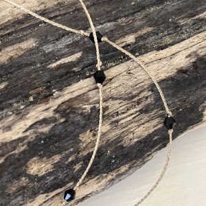 Baya ORELINE en perles de verre colorée noires et tissées sur un fil doré très solide, fermoir en acier inoxydable doré sans nickel sans plomb et sans cadmium, sur mesure et ajusté à la taille