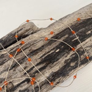 Baya ORELINE en perles de verre colorée rouge et tissées sur un fil doré très solide, fermoir en acier inoxydable doré sans nickel sans plomb et sans cadmium, sur mesure et ajusté à la taille