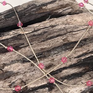 Baya ORELINE en perles de verre colorée rose et tissées sur un fil doré très solide, fermoir en acier inoxydable doré sans nickel sans plomb et sans cadmium, sur mesure et ajusté à la taille